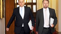 Údaje o příjmu Martina Římana (vpravo) jsme získali až na žádost podle zákona č. 106/1999 Sb., o svobodném přístupu k informacím. Údaje o příjmu Martina Římana (vpravo) jsme získali až na žádost podle zákona č. 106/1999 Sb., o svobodném přístupu k informacím.