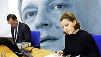 Podle vicepremiérky pro legislativu Karolíny Peake (Věci veřejné) chce nyní vláda premiéra Petra Nečase o takzvaném konstruktivním vyslovení nedůvěry vyjednávat s opozicí. Nikoli z vrozené šlechetnosti, nýbrž protože musí. Podle vicepremiérky pro legislativu Karolíny Peake (Věci veřejné) chce nyní vláda premiéra Petra Nečase o takzvaném konstruktivním vyslovení nedůvěry vyjednávat s opozicí. Nikoli z vrozené šlechetnosti, nýbrž protože musí.