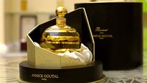 Největší „lahůdka“ Kosmetických delikates Madeleine: poloparfém s vůní Eau d´Hadrien od Annick Goutal. Sběratelské flakony z křišťálového skla Baccarat jsou číslovány 1 až 100, v Madeleine zbývá poslední kus s číslem 47. Cena za 150mililitrové balení? Pa Největší „lahůdka“ Kosmetických delikates Madeleine: poloparfém s vůní Eau d´Hadrien od Annick Goutal. Sběratelské flakony z křišťálového skla Baccarat jsou číslovány 1 až 100, v Madeleine zbývá poslední kus s číslem 47. Cena za 150mililitrové balení? Pa