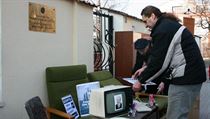 Activists placed office furniture in front of the Belarus embassy in Prague to symbolize the eviction of rights organizations from Belarus Activists placed office furniture in front of the Belarus embassy in Prague to symbolize the eviction of rights organizations from Belarus