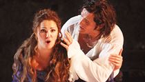Anna Netrebko a Piotr Baczala 7. srpna 2010 v Salcburku v Gounodově opeře Romeo a Julie. Anna Netrebko a Piotr Baczala 7. srpna 2010 v Salcburku v Gounodově opeře Romeo a Julie.