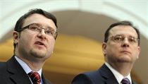 Dění na sněmu moravskoslezské ODS ukázalo, že Pavel Drobil (vlevo) stranickému šéfovi Petru Nečasovi (vpravo) zřejmě není schopen nezajistit plnou podporu Moravskoslezského kraje. Dění na sněmu moravskoslezské ODS ukázalo, že Pavel Drobil (vlevo) stranickému šéfovi Petru Nečasovi (vpravo) zřejmě není schopen nezajistit plnou podporu Moravskoslezského kraje.