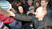 Vladimir Putin sestoupil v předvolební kampani mezi prostý lid, na snímku z 13. února se zdraví s chlapcem v sibiřském městě Kurgan. Vladimir Putin sestoupil v předvolební kampani mezi prostý lid, na snímku z 13. února se zdraví s chlapcem v sibiřském městě Kurgan.