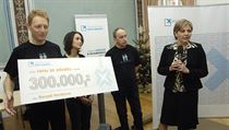 U příležitosti Mezinárodního dne boje proti korupci 9. prosince 2011 ocenil protikorupční fond finančním darem odvážnou úřednici ze znojemské radnice Renatu Horákovou (vpravo). U příležitosti Mezinárodního dne boje proti korupci 9. prosince 2011 ocenil protikorupční fond finančním darem odvážnou úřednici ze znojemské radnice Renatu Horákovou (vpravo).