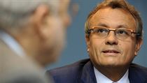 Vladimír Dlouhý se často v médiích vyjadřuje k makroekonomickým otázkám, finanční krizi a k vývoji globální ekonomiky. Vladimír Dlouhý se často v médiích vyjadřuje k makroekonomickým otázkám, finanční krizi a k vývoji globální ekonomiky.
