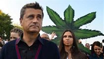 S hesly, jako je legalizace měkkých drog a registrovaného partnerství homosexuálů, vede Janusz Palikot třetí nejsilnější stranu v polském Sejmu – Palikotovo hnutí. S hesly, jako je legalizace měkkých drog a registrovaného partnerství homosexuálů, vede Janusz Palikot třetí nejsilnější stranu v polském Sejmu – Palikotovo hnutí.