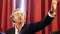 Známá postava veřejného života, Francouz Bernard-Henri Lévy, si na každém fóru bez vyzvání bere slovo. Plamennými slovy a nadsazenými přívlastky v nepřetržitém stavu uměle navozené hysterie tepe přítomnost. Když není za co, něco vymyslí. Známá postava veřejného života, Francouz Bernard-Henri Lévy, si na každém fóru bez vyzvání bere slovo. Plamennými slovy a nadsazenými přívlastky v nepřetržitém stavu uměle navozené hysterie tepe přítomnost. Když není za co, něco vymyslí.