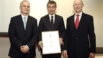 Agrofert v protikorupčních testech renomované norské nadace Det Norske Veritas obstál. Z rukou velvyslance Jense Eikaase (vpravo) obdržel Andrej Babiš coby majitel Agrofertu certifikát. Vlevo je výkonný ředitel DNV pro ČR a Slovensko Tomáš Urban. Agrofert v protikorupčních testech renomované norské nadace Det Norske Veritas obstál. Z rukou velvyslance Jense Eikaase (vpravo) obdržel Andrej Babiš coby majitel Agrofertu certifikát. Vlevo je výkonný ředitel DNV pro ČR a Slovensko Tomáš Urban.