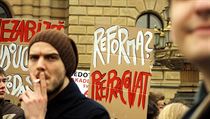 Studentský Týden neklidu pokračoval středečním pochodem z Palachova náměstí až k úřadu Vlády ČR. Podle policie se jej zúčastnilo asi 7000 studentů a sympatizantů. Studentský Týden neklidu pokračoval středečním pochodem z Palachova náměstí až k úřadu Vlády ČR. Podle policie se jej zúčastnilo asi 7000 studentů a sympatizantů.