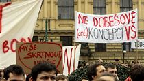 Mezi transparenty jich bylo hodně asociováno se současným ministrem školství. Mezi transparenty jich bylo hodně asociováno se současným ministrem školství.