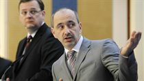 Novou exportní strategii představil počátkem února ministr průmyslu a obchodu Martin Kuba (vpravo) za účasti premiéra Petra Nečase. Novou exportní strategii představil počátkem února ministr průmyslu a obchodu Martin Kuba (vpravo) za účasti premiéra Petra Nečase.