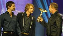 Cenu za nejprodávanější desku roku převzal 8. března v Praze při vyhlášení cen Akademie populární hudby Anděl za rok 2011 z rukou hudebníka a producenta Michala Dvořáka (vpravo) zpěvák Tomáš Klus. Vlevo je producent Jiří Kučerovský. Cenu za nejprodávanější desku roku převzal 8. března v Praze při vyhlášení cen Akademie populární hudby Anděl za rok 2011 z rukou hudebníka a producenta Michala Dvořáka (vpravo) zpěvák Tomáš Klus. Vlevo je producent Jiří Kučerovský.