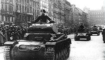 Snad každý si z učebnic a historických publikací či dokumentů pamatuje fotografie, na nichž obyvatelé Prahy zatínají pěsti a vyjadřují opovržení nad německými vojáky. Snad každý si z učebnic a historických publikací či dokumentů pamatuje fotografie, na nichž obyvatelé Prahy zatínají pěsti a vyjadřují opovržení nad německými vojáky.