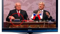 Ač prezident Václav Klaus napsal devět knih ke svým funkčním letům v úřadě, mediálně vše přebíjí jedno vložené chilské pero do kapsy prezidentského obleku. Mediální stigma jako hrom. Ač prezident Václav Klaus napsal devět knih ke svým funkčním letům v úřadě, mediálně vše přebíjí jedno vložené chilské pero do kapsy prezidentského obleku. Mediální stigma jako hrom.