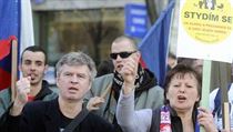 Holešovská výzva vznikla nenápadně na konci loňského roku. Prozatím má podobu demonstrací s někdy až několikatisícovou účastí, jež se počínaje 15. březnem opakovaně konají v Praze a dalších městech republiky. Holešovská výzva vznikla nenápadně na konci loňského roku. Prozatím má podobu demonstrací s někdy až několikatisícovou účastí, jež se počínaje 15. březnem opakovaně konají v Praze a dalších městech republiky.