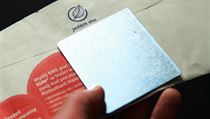Plech, který v Polsku bourá poštovní monopol. Operátor InPost lepí svou destičku právě pod nápis „Jestem eko“, čímž vzniká hrubá anekdota, protože z materiálního hlediska jde o bohapusté mrhání. Plech, který v Polsku bourá poštovní monopol. Operátor InPost lepí svou destičku právě pod nápis „Jestem eko“, čímž vzniká hrubá anekdota, protože z materiálního hlediska jde o bohapusté mrhání.