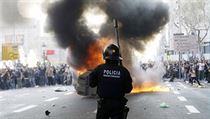 Na protest proti reformě pracovního trhu uspořádaly nejsilnější španělské odborové svazy 29. března generální stávku. A oznámily, že nevyhoví-li vláda jejich požadavkům, poškodí 1. května španělskou ekonomiku ještě masivnější demonstrace. Na protest proti reformě pracovního trhu uspořádaly nejsilnější španělské odborové svazy 29. března generální stávku. A oznámily, že nevyhoví-li vláda jejich požadavkům, poškodí 1. května španělskou ekonomiku ještě masivnější demonstrace.