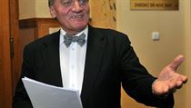 Pražský primátor Bohuslav Svoboda je optimista. Jinak by nemohl přehlédnout, že co se pražské mafie týče, „systém brzd a protivah“ zafungoval pozdě, a zdaleka ne plnou silou. Pražský primátor Bohuslav Svoboda je optimista. Jinak by nemohl přehlédnout, že co se pražské mafie týče, „systém brzd a protivah“ zafungoval pozdě, a zdaleka ne plnou silou.