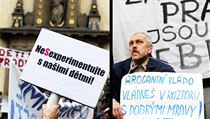 Akce D.O.S.T.za jedinou možnou cestu k obrodě společnosti nepovažuje revoluci jako Holešovská výzva, ale spíš kontrarevoluci spojenou s návratem k tradičním morálním a sociálním vzorcům chování. Akce D.O.S.T.za jedinou možnou cestu k obrodě společnosti nepovažuje revoluci jako Holešovská výzva, ale spíš kontrarevoluci spojenou s návratem k tradičním morálním a sociálním vzorcům chování.