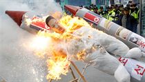 Maketami severokorejských raket zapálených spolu s podobiznou severokorejského vůdce Kim Čong-una demonstranti v Soulu protestovali proti „civilnímu vesmírnému projektu“ KLDR, který se diktátorskému režimu v pátek moc nepovedl. Maketami severokorejských raket zapálených spolu s podobiznou severokorejského vůdce Kim Čong-una demonstranti v Soulu protestovali proti „civilnímu vesmírnému projektu“ KLDR, který se diktátorskému režimu v pátek moc nepovedl.