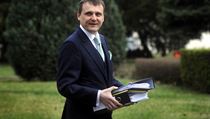České politické kultuře by rozhodně neuškodilo, kdyby to Bárta nyní ve sněmovně zabalil a Kosárkovo náměstí dalo veřejnosti alespoň na chvíli pokoj. České politické kultuře by rozhodně neuškodilo, kdyby to Bárta nyní ve sněmovně zabalil a Kosárkovo náměstí dalo veřejnosti alespoň na chvíli pokoj.