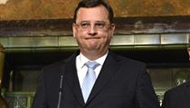 Spolustraníci premiéra Petra Nečase (ODS) ho považují za příliš „měkkého“ a vyvíjejí na něho jak ve vnitrostranických, tak v koaličních konfliktních situacích nátlak. Spolustraníci premiéra Petra Nečase (ODS) ho považují za příliš „měkkého“ a vyvíjejí na něho jak ve vnitrostranických, tak v koaličních konfliktních situacích nátlak.