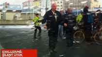 Útočník, jehož pohotově natočil jiný řidič, právě odchází z místa činu a nikdo si ho nevšímá, včetně policistů. Útočník, jehož pohotově natočil jiný řidič, právě odchází z místa činu a nikdo si ho nevšímá, včetně policistů.