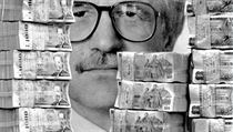 Politickým tvůrcem a symbolem masové privatizace v České republice byl v devadesátých letech ministr financí a posléze premiér Václav Klaus. Politickým tvůrcem a symbolem masové privatizace v České republice byl v devadesátých letech ministr financí a posléze premiér Václav Klaus.