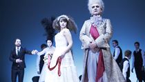 Hrabě (Miroslav Donutil) se nafukuje jako hudrující krocan. Zuzanka (Pavla Beretová) a Figaro (Richard Krajčo) mu sebevědomí pořádně rozleptají. Hrabě (Miroslav Donutil) se nafukuje jako hudrující krocan. Zuzanka (Pavla Beretová) a Figaro (Richard Krajčo) mu sebevědomí pořádně rozleptají.