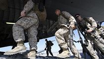 Letecká základna Manas nedaleko Biškeku slouží Američanům především k tomu, že odtud vypravují své vojáky do Afghánistánu. Letecká základna Manas nedaleko Biškeku slouží Američanům především k tomu, že odtud vypravují své vojáky do Afghánistánu.