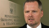 Petr Fiala se stal v roce 2002 prvním profesorem politologie v ČR, dlouhé roky vedl Masarykovu univerzitu a nyní se ujímá těžkého úkolu řídit celé školství. Petr Fiala se stal v roce 2002 prvním profesorem politologie v ČR, dlouhé roky vedl Masarykovu univerzitu a nyní se ujímá těžkého úkolu řídit celé školství.