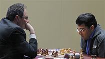 Boris Gelfand (vlevo) a Viswanathan Anand zatím hrají remízové partie. Boris Gelfand (vlevo) a Viswanathan Anand zatím hrají remízové partie.