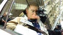 David Rath v policejním autě na cestě ze sídla Útvaru pro odhalování organizovaného zločinu v pražské Dlážděné ulici do pankrácké věznice, poté co ho 16. května soudce okresního soudu v Ústí nad Labem poslal do vazby. David Rath v policejním autě na cestě ze sídla Útvaru pro odhalování organizovaného zločinu v pražské Dlážděné ulici do pankrácké věznice, poté co ho 16. května soudce okresního soudu v Ústí nad Labem poslal do vazby.