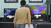 Japonské duo Sony & Panasonic oznámilo uvedení „televize nové generace“ na trh v roce 2015, korejští giganti Samsung a LG však chystají první OEL TV s úhlopříčkou 55 palců již letos. Japonské duo Sony & Panasonic oznámilo uvedení „televize nové generace“ na trh v roce 2015, korejští giganti Samsung a LG však chystají první OEL TV s úhlopříčkou 55 palců již letos.