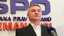 Vratislav Mynář se prý se Zemanem, který je čestným předsedou SPOZ, poznal až při budování strany. Vratislav Mynář se prý se Zemanem, který je čestným předsedou SPOZ, poznal až při budování strany.