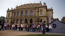 Visitors line up for information in front of the Rudolfinum at last year’s Museum Night Visitors line up for information in front of the Rudolfinum at last year’s Museum Night
