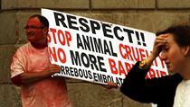 Jeden z aktivistů v Barceloně, asi vegetarián, ba vegan či odpůrce španělské zábavy a tak trochu i kverulant, jenž si odepírá skvělou iberskou šunku. Je to podivín? Jeden z aktivistů v Barceloně, asi vegetarián, ba vegan či odpůrce španělské zábavy a tak trochu i kverulant, jenž si odepírá skvělou iberskou šunku. Je to podivín?
