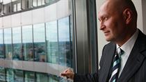 Kdyby se nekradlo tak šíleně, jak se krade, nemáme nejenom žádný dluh, ale měli bychom rovněž dokončenou veškerou infrastrukturu, říká developer Radim Passer. Kdyby se nekradlo tak šíleně, jak se krade, nemáme nejenom žádný dluh, ale měli bychom rovněž dokončenou veškerou infrastrukturu, říká developer Radim Passer.