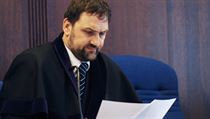 „Premiér má právo odvolat ministra bez důvodu. Zase ale – není důležité, co si myslím já, ale co si myslí veřejnost. Mám pocit, že tomu lidé neuvěřili,“ myslí si Cepl. „Premiér má právo odvolat ministra bez důvodu. Zase ale – není důležité, co si myslím já, ale co si myslí veřejnost. Mám pocit, že tomu lidé neuvěřili,“ myslí si Cepl.