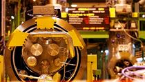 Věda není levná! Čeští akademici pracují i na zřejmě nejsložitějším přístroji, jaký kdy člověk vyrobil - na urychlovači Large Hadron Collider v CERN. Věda není levná! Čeští akademici pracují i na zřejmě nejsložitějším přístroji, jaký kdy člověk vyrobil - na urychlovači Large Hadron Collider v CERN.