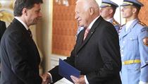 Pavel Blažek se k prezidentově výzvě, že musí za každou cenu zabránit politizaci ministerstva spravedlnosti, nominálně připojil. Reálně se však projevil již na následném brífinku s novináři. Pavel Blažek se k prezidentově výzvě, že musí za každou cenu zabránit politizaci ministerstva spravedlnosti, nominálně připojil. Reálně se však projevil již na následném brífinku s novináři.