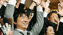 Hašimotovi je třiačtyřicet, byl ósackým prefektem, od listopadu je ósackým primátorem a chce být japonským premiérem. Hašimotovi je třiačtyřicet, byl ósackým prefektem, od listopadu je ósackým primátorem a chce být japonským premiérem.