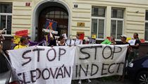 Česká pirátská strana o víkendu demonstrovala před vchodem do Úřadu pro ochranu osobních údajů. Česká pirátská strana o víkendu demonstrovala před vchodem do Úřadu pro ochranu osobních údajů.