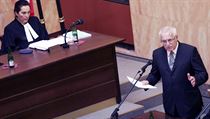 Václav Klaus u Ústavního soudu v roce 2008, když se jednalo o souladu Lisabonské smlouvy s českým ústavním pořádkem. Václav Klaus u Ústavního soudu v roce 2008, když se jednalo o souladu Lisabonské smlouvy s českým ústavním pořádkem.