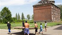 Obyvatelé lokality Přednádraží se rozhodli domy, jež úředníci označili za neobyvatelné a ohrožující životy a zdraví, svépomocí opravit. Na kanalizaci si ale netroufli. Obyvatelé lokality Přednádraží se rozhodli domy, jež úředníci označili za neobyvatelné a ohrožující životy a zdraví, svépomocí opravit. Na kanalizaci si ale netroufli.