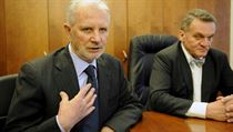 Vladimír Lich (vlevo) a primátor Bohuslav Svoboda byli hlavními spojenci v rámci kontroly vybraných zakázek v dopravním podniku. Vladimír Lich (vlevo) a primátor Bohuslav Svoboda byli hlavními spojenci v rámci kontroly vybraných zakázek v dopravním podniku.