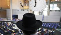 Rabín Netaniel Wurmser naslouchá debatě o obřízce v německém Bundestagu. Rabín Netaniel Wurmser naslouchá debatě o obřízce v německém Bundestagu.