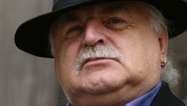 Milan Knížák se podle Jana Schneidera ze všech souzených politiků soustřeďuje umanutě pouze a jenom na Davida Ratha. Milan Knížák se podle Jana Schneidera ze všech souzených politiků soustřeďuje umanutě pouze a jenom na Davida Ratha.