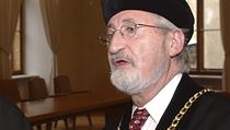 Profesor Miloslav Petrusek (1936–2012) patřil k nejvzdělanějším Čechům naší doby se vším, co to znamená. Nezůstával jen u vědeckých svazků, jeho sečtělost v beletrii byla neskutečná. Profesor Miloslav Petrusek (1936–2012) patřil k nejvzdělanějším Čechům naší doby se vším, co to znamená. Nezůstával jen u vědeckých svazků, jeho sečtělost v beletrii byla neskutečná.