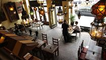 Podnik na pražské Národní třídě je znám útulně etnickou atmosférou. Ta však, zdá se nám, poněkud vyvanula. Podnik na pražské Národní třídě je znám útulně etnickou atmosférou. Ta však, zdá se nám, poněkud vyvanula.